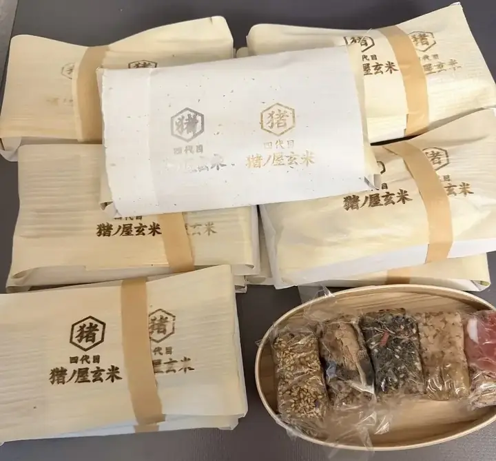 猪ノ屋玄米(長岡式酵素玄米)の包装と、玄米で作ったおにぎり