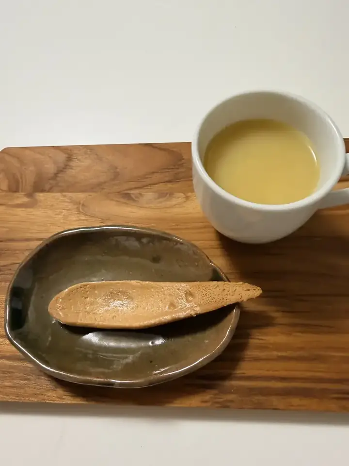 食べられるスプーンとコーンスープ。クッキーのような食感で、食べ終えればゴミが出ない