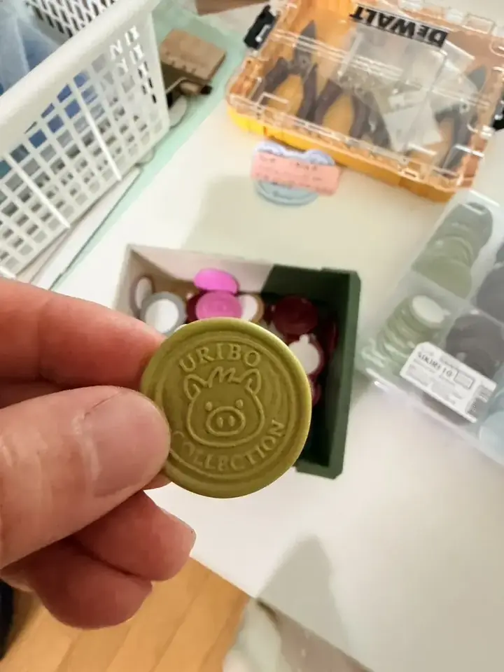 Uriboコレクションのロゴを刻んだシーリングワックス。ラボの作業机で制作
